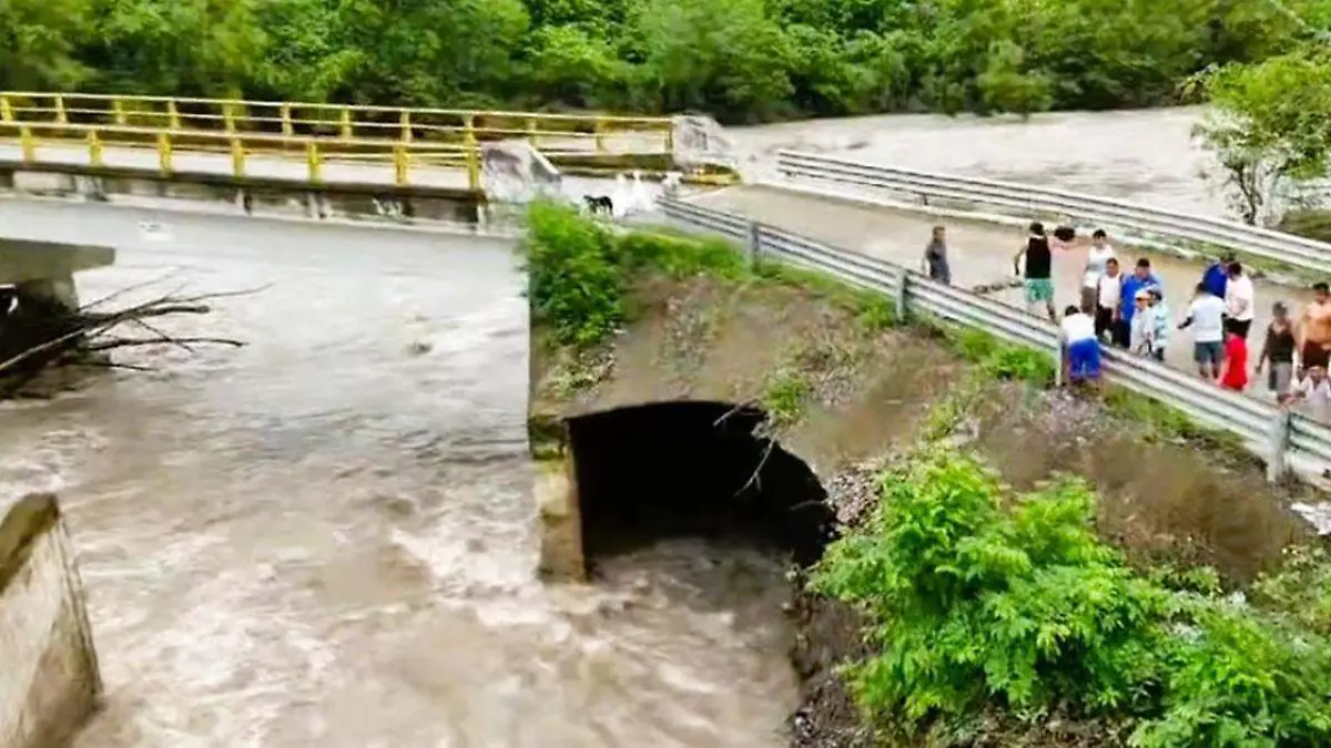 Un socavón que casi perfora el puente Tepetate